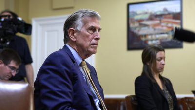 «Скомпрометирован»: помощница демократа уволена за связи с Китаем