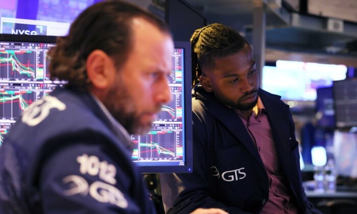 Трейдеры работают в зале Нью-Йоркской фондовой биржи во время дневных торгов в Нью-Йорке, 13 сентября 2022 года. (Michael M.Santiago/GettyImages) | Epoch Times Россия