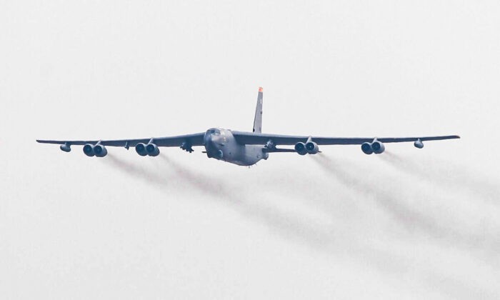 Бомбардировщик ВВС США B-52 летит на снимке из файла. (Chung Sung-Jun/Getty Images) | Epoch Times Россия