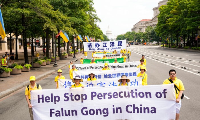 Последователи Фалуньгун участвуют в параде в память о жертвах 23-летнего преследования коммунистической партией Китая, Пенсильвания-авеню, Вашингтон, 21 июля 2022 года. (Larry Dye/ The Epoch Times)