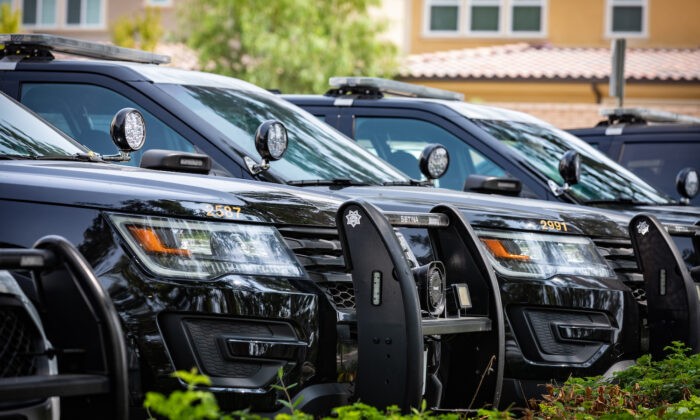 В школах Калифорнии рекламируются ЛГБТ* чаты для несовершеннолетних На этой фотографии из архива полицейские машины в Лейк Форест, Калифорния, 14 сентября 2020 года. (Джон Фредрикс/The Epoch Times) | Epoch Times Россия