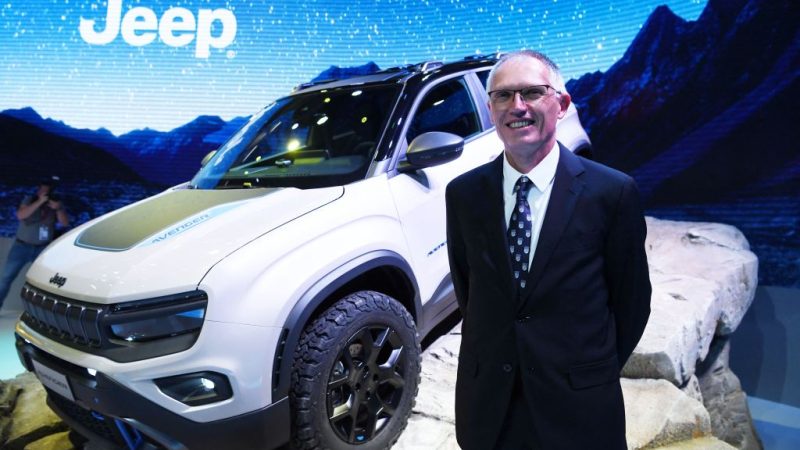 Генеральный директор Stellantis Карлос Таварес позирует после презентации Jeep Avenger 4Xe Concept в первый день Парижского автосалона 2022, 17 октября 2022 года. (Eric Piermont/AFP via Getty Images) | Epoch Times Россия