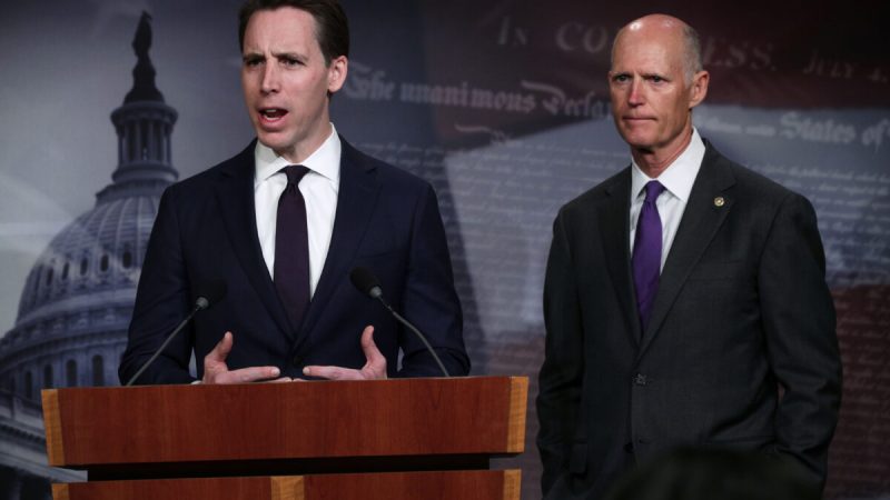 Сенатор США. Джош Хоули от штата Миссури (слева) и сенатор Рик Скотт от штата Флорида во время пресс-конференции в Капитолии США в Вашингтоне, 2 апреля 2019 года. (Alex Wong/Getty Images) | Epoch Times Россия