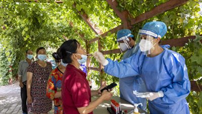 Из-за безжалостной политики по борьбе с COVID в Китае гибнут люди