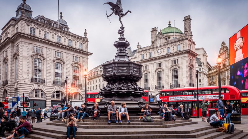Местные жители и туристы задерживаются на площади Пикадилли. (Marcio Jose Bastos Silva/Shutterstock) | Epoch Times Россия