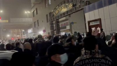 Массовые протесты в Китае после гибели в огне 10 человек из-за ограничительных мер