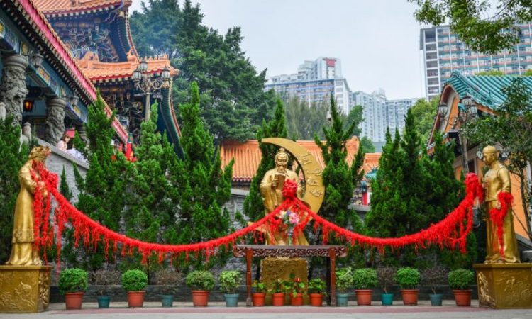 Старик под луной – Бог семьи Статуя Юэ Лао, «Бога семьи», с красными нитями, соединёнными со статуями мужчины и женщины, что указывает на их предопределённые отношения как мужа и жены. Фото: Phuongphotovia Dreamstime | Epoch Times Россия