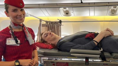 Самая высокая женщина в мире впервые летела на самолёте