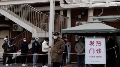 Очередь в инфекционную клинику, поскольку вспышки COVID-19 продолжаются в Пекине, 9 декабря 2022 г. (Thomas Peter/Reuters)