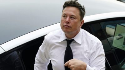 Илон Маск прибывает в центр правосудия в Уилмингтоне, штат Делавэр, 13 июля 2021 года. (Matt Rourke/AP Photo)