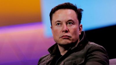 Генеральный директор Tesla Илон Маск выступает на игровой конвенции в Лос-Анджелесе, Калифорния, 13 июня 2019 года. (Mike Blake/Reuters)