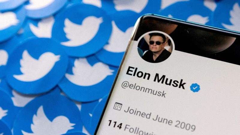 Профиль Илона Маска в Twitter на смартфоне, размещённый на печатных логотипах Twitter, 28 апреля 2022 года. (Dado Ruvic/Illustration/Reuters)