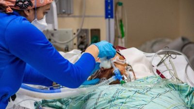 Смертность от COVID-19 привитых людей составляет большинство смертей: данные CDC