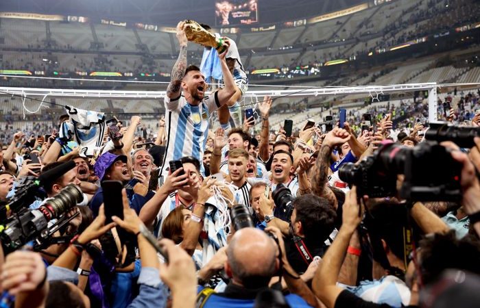Фото. Лионель Месси с трофеем победителя чемпионата мира по футболу в Катаре 2022 года после финального матча между Аргентиной и Францией на стадионе «Лусаил» 18 декабря 2022 года в Лусаил, Катар. (Clive Brunskill/Getty Images) | Epoch Times Россия
