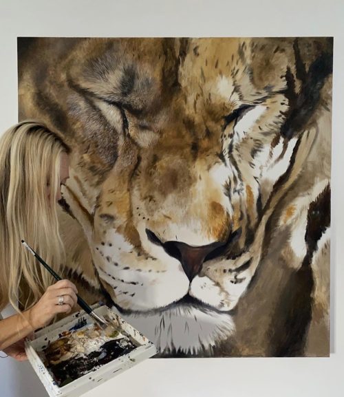 Художница из Великобритании изображает на гигантских холстах невероятных львов и тигров