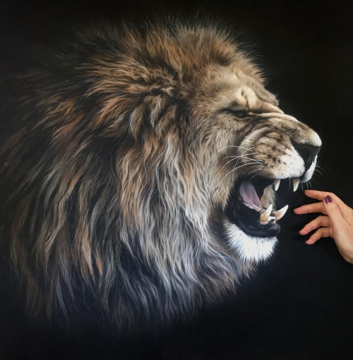 Художница из Великобритании изображает на гигантских холстах невероятных львов и тигров