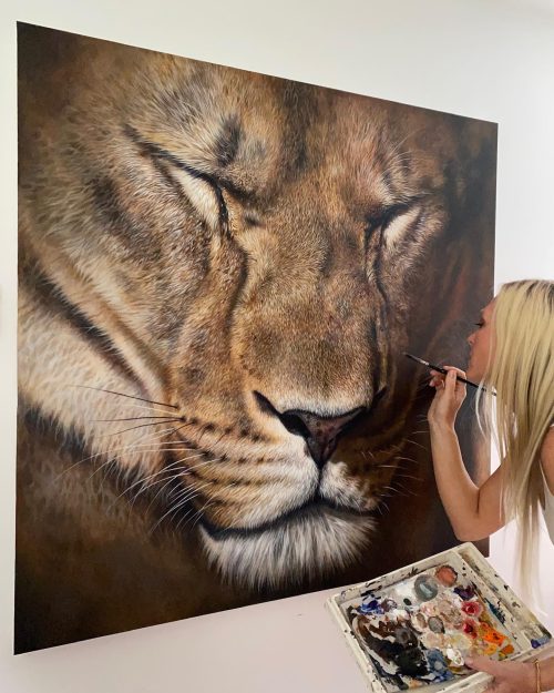 Художница из Великобритании изображает на гигантских холстах невероятных львов и тигров