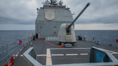 Крейсер с управляемыми ракетами класса «Тикондерога» USS Antietam (CG 54) 7-го флота США проводит операции в Тайваньском проливе 28 августа 2022 года. (U.S. Navy/Handout via Reuters)