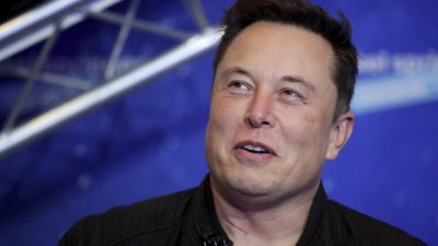 Генеральный директор Tesla и SpaceX Илон Маск Берлине 1 декабря 2020 года. (Hannibal Hanschke/Pool Photo via AP)