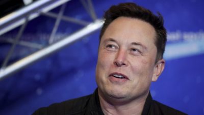 Генеральный директор Tesla и SpaceX Илон Маск на вручении премии Axel Springer в области СМИ в Берлине 1 декабря 2020 года. (Hannibal Hanschke/Pool Photo via AP)