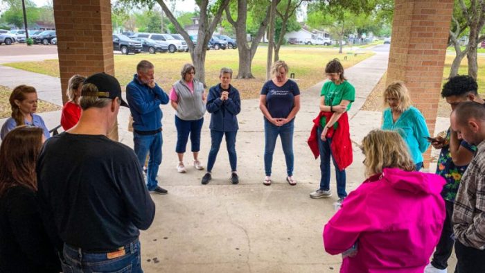 Школа Флориды разрывает договор с ЛГБТ*-группой из-за откровенной компьютерной игры Члены отделения организации «Граждане, защищающие свободу» в округе Нуесес, штат Техас, собрались 20 апреля 2022 года, чтобы помолиться перед тем, как попросить Консультативный совет по школьному здравоохранению в Корпус-Кристи отклонить учебную программу по половому воспитанию «Делаем гордый выбор!». (Courtesy of Colby Wiltse, executive director of CCDF-Nueces County) | Epoch Times Россия