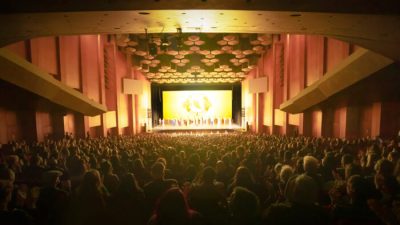 Первое выступление Shen Yun Performing Arts в Хьюстоне состоялось 26 декабря 2022 года в Jones Hall for the Performing Arts. (The Epoch Times)