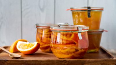 Самостоятельное приготовление засахаренной цедры позволяет сократить расходы и получить в награду самые ароматные вкусности, которые вы когда-либо пробовали. Фото: Джулия Скарпаледжиа