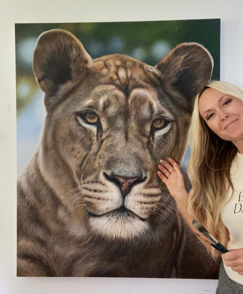 Художница из Великобритании изображает на гигантских холстах невероятных львов и тигров