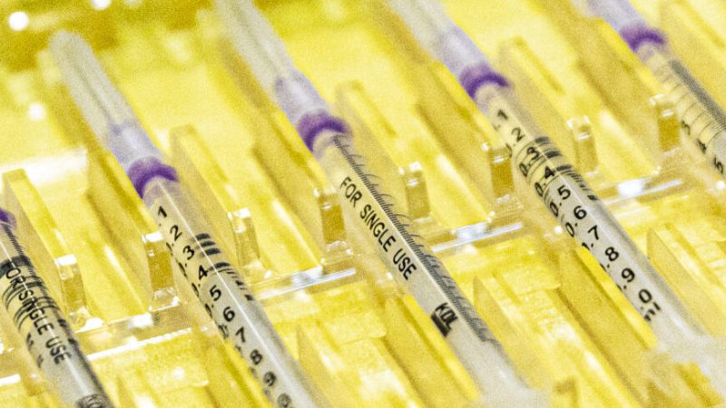 Вскрытия показывают, что вакцинация COVID-19, вероятно, вызвала смертельное воспаление сердца Шприцы с вакциной COVID-19 в Берлине, Германия, 28 февраля 2022 года. (Carsten Koall/Getty Images) | Epoch Times Россия