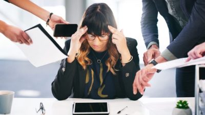 Если вы чувствуете себя перегруженным делами, возможно, изменение взгляда на задачи поможет вам достичь большего в течение дня. Фото: ShutterStock