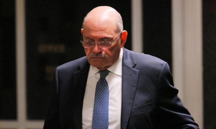 Присяжные признали Trump Organization виновной в налоговом мошенничестве и фальсификации записей Бывший финансовый директор Trump Organization Аллен Вайссельберг во время судебного процесса в Верховном суде Нью-Йорка, Нью-Йорк, 17 ноября 2022 года. (Michael M. Santiago/Getty Images) | Epoch Times Россия