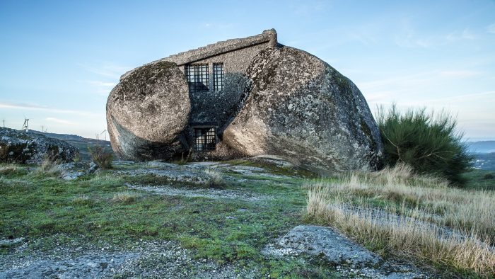 Строение, похожее на мультяшный дом Флинстоунов из каменного века, притягивает туристов