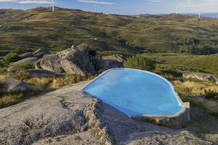 Строение, похожее на мультяшный дом Флинстоунов из каменного века, притягивает туристов