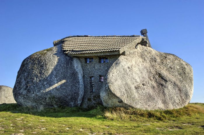 Строение, похожее на мультяшный дом Флинстоунов из каменного века, притягивает туристов