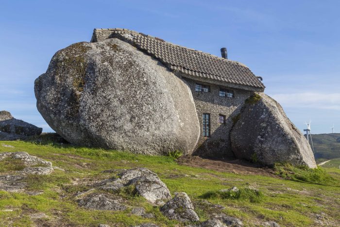Строение, похожее на мультяшный дом Флинстоунов из каменного века, притягивает туристов