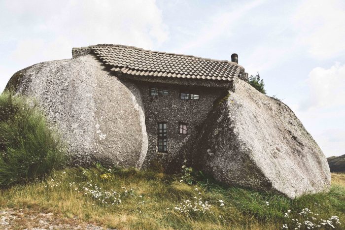 Строение, похожее на мультяшный дом Флинстоунов из каменного века, притягивает туристов