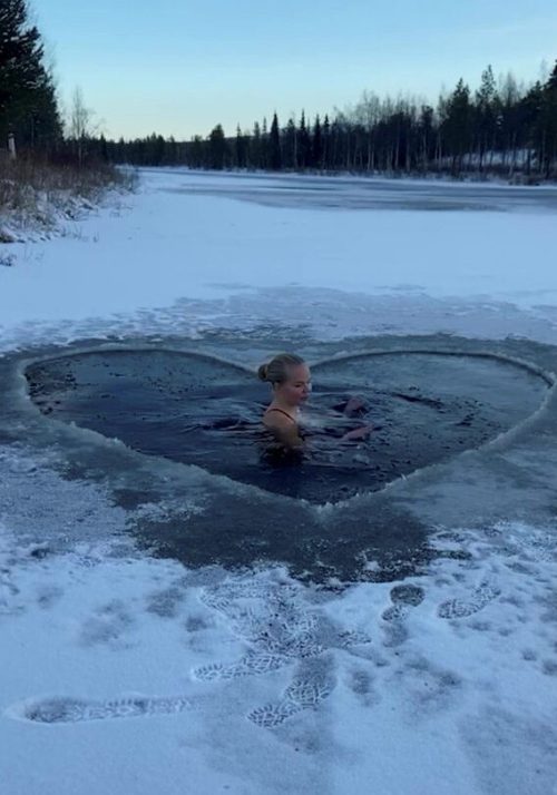 Женщина каждый день начинает с купания в проруби