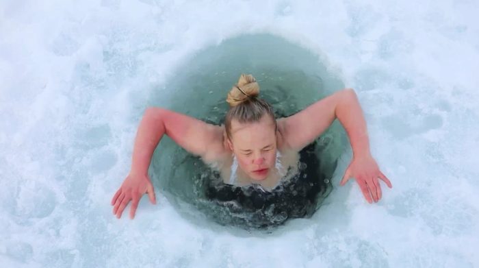 Женщина каждый день начинает с купания в проруби