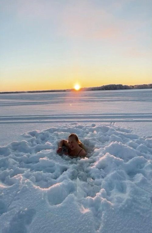 Женщина каждый день начинает с купания в проруби