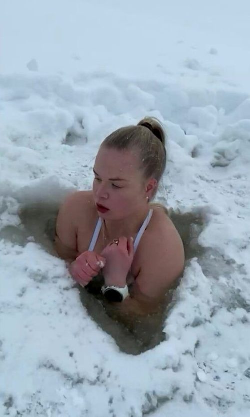 Женщина каждый день начинает с купания в проруби