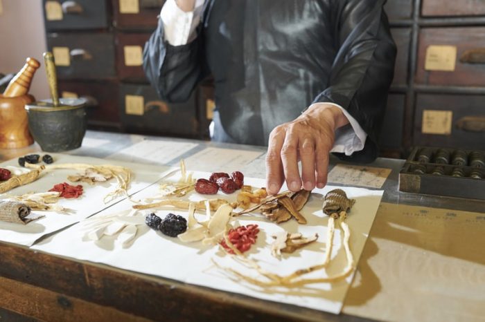 Известные врач Древнего Китая Чжао Цюань и Лю Банъюн