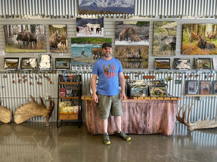 Огромная мать-лосиха защищает детёнышей-близнецов от чёрного медведя на Аляске Огромная мать-лосиха защищает детёнышей-близнецов от чёрного медведя на Аляске