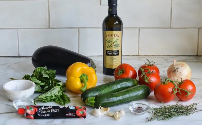 Рататуй — яркое и сытное летнее овощное рагу с оливковым маслом, чесноком и травами Рататуй — яркое и сытное летнее овощное рагу с оливковым маслом, чесноком и травами