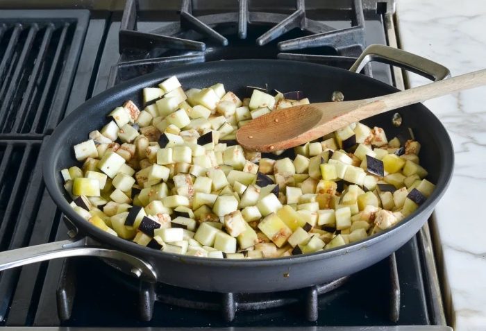 Рататуй — яркое и сытное летнее овощное рагу с оливковым маслом, чесноком и травами Рататуй — яркое и сытное летнее овощное рагу с оливковым маслом, чесноком и травами