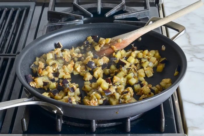 Рататуй — яркое и сытное летнее овощное рагу с оливковым маслом, чесноком и травами Рататуй — яркое и сытное летнее овощное рагу с оливковым маслом, чесноком и травами