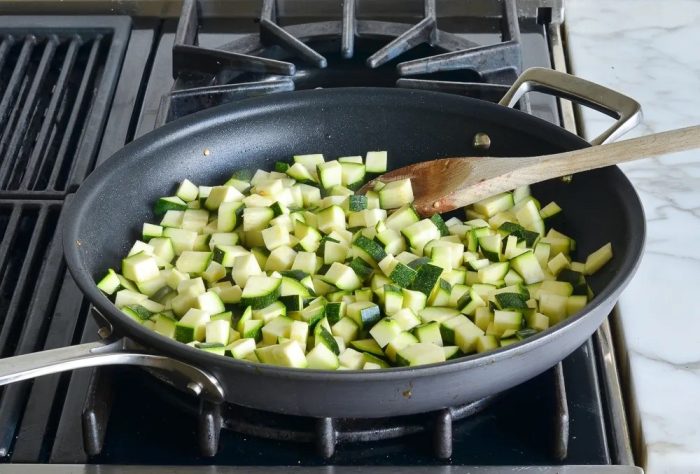 Рататуй — яркое и сытное летнее овощное рагу с оливковым маслом, чесноком и травами Рататуй — яркое и сытное летнее овощное рагу с оливковым маслом, чесноком и травами