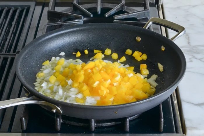 Рататуй — яркое и сытное летнее овощное рагу с оливковым маслом, чесноком и травами Рататуй — яркое и сытное летнее овощное рагу с оливковым маслом, чесноком и травами