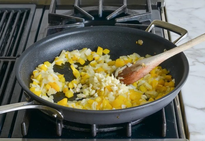 Рататуй — яркое и сытное летнее овощное рагу с оливковым маслом, чесноком и травами Рататуй — яркое и сытное летнее овощное рагу с оливковым маслом, чесноком и травами