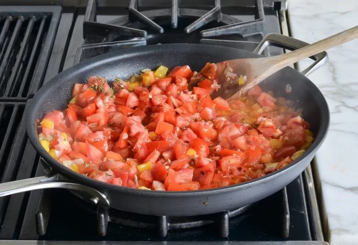 Рататуй — яркое и сытное летнее овощное рагу с оливковым маслом, чесноком и травами Рататуй — яркое и сытное летнее овощное рагу с оливковым маслом, чесноком и травами