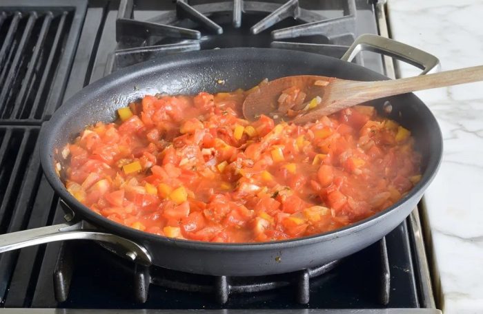 Рататуй — яркое и сытное летнее овощное рагу с оливковым маслом, чесноком и травами Рататуй — яркое и сытное летнее овощное рагу с оливковым маслом, чесноком и травами